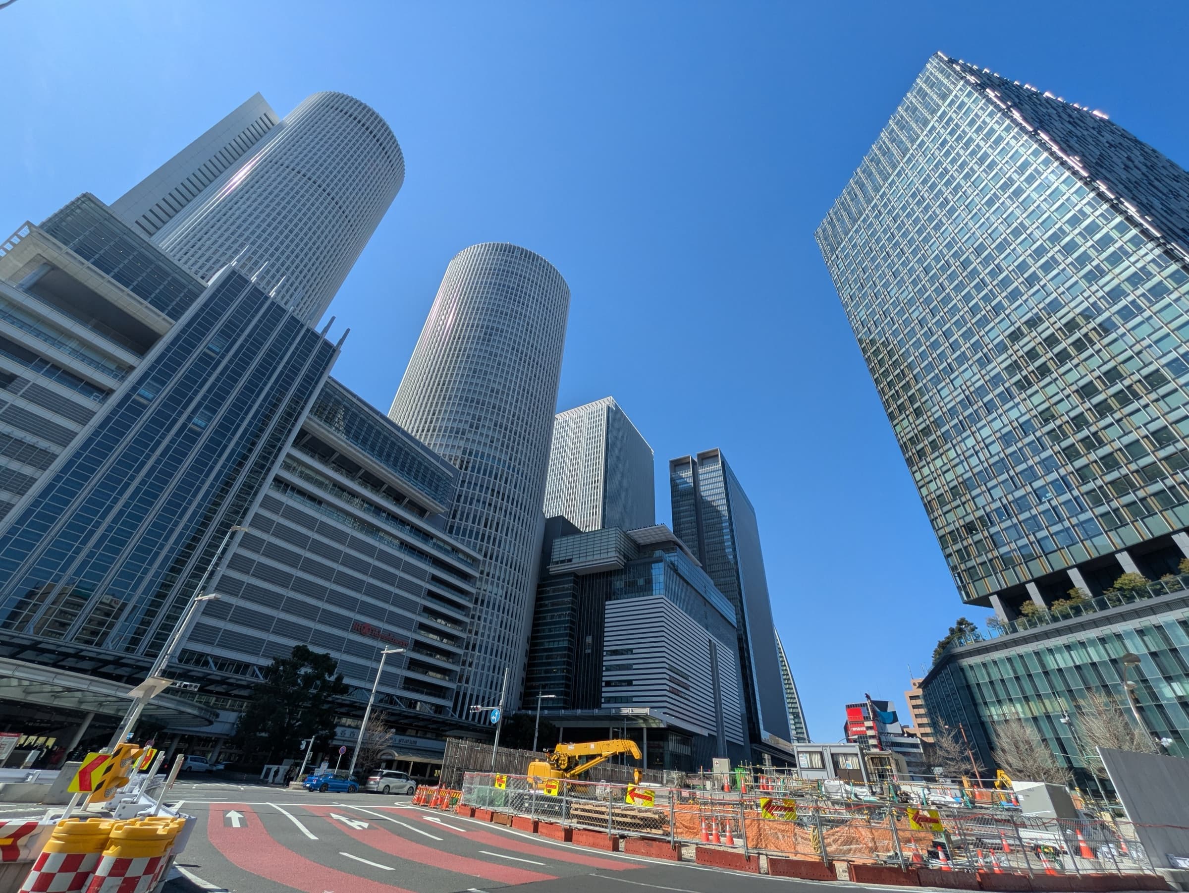 名古屋駅前にそびえる高層ビル群