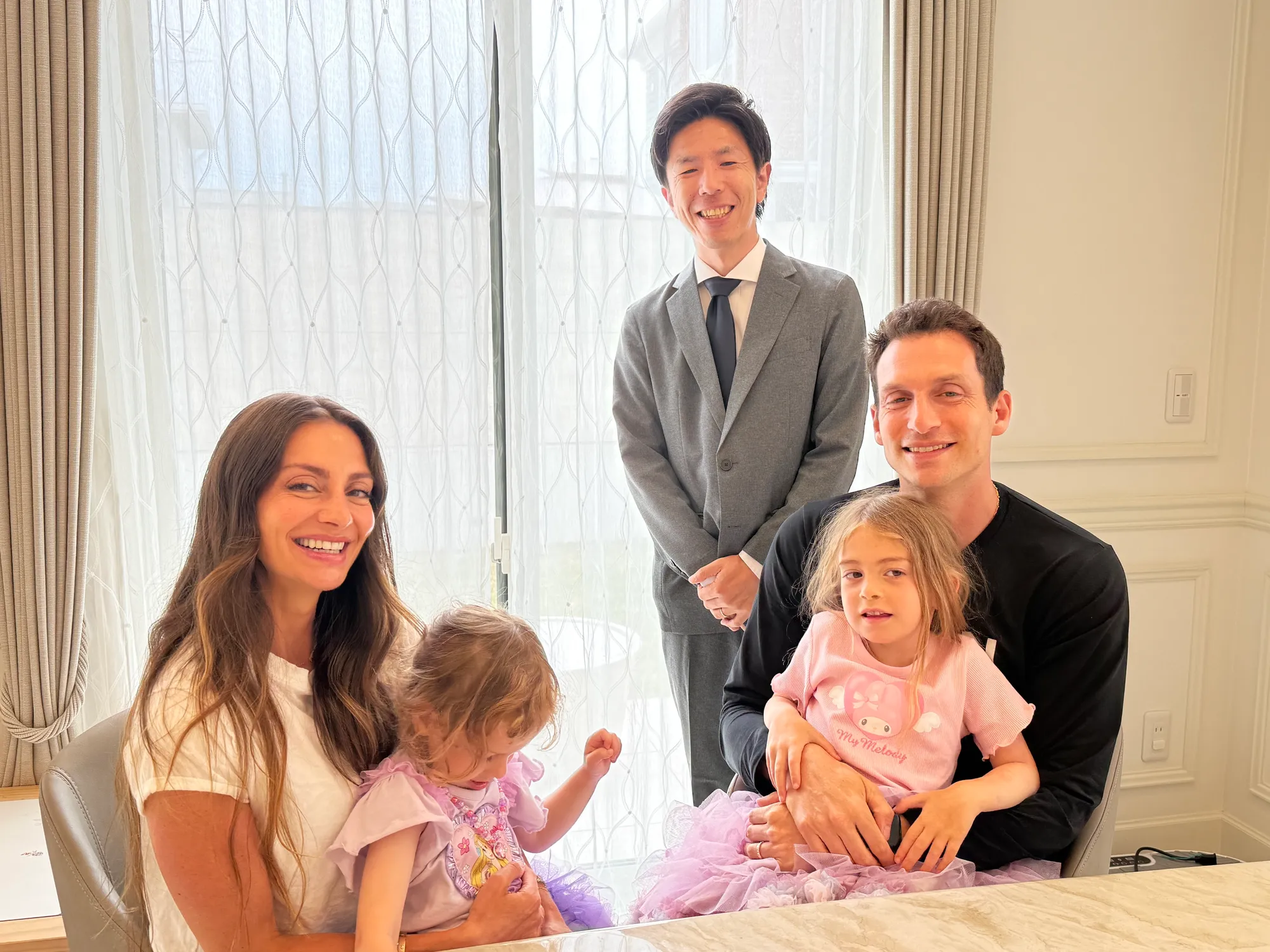 ライアン・リッチマン様ご一家と担当スタッフの集合写真